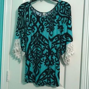 Tiffany blue and black top w/ lace detailed sleeve